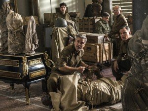La trama gira en torno al cuerpo creado por los aliados para impedir el expolio nazi de obras de arte