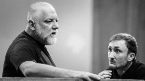 Beale (izquierda) y Tom Brooke (derecha), en un momento de la pieza/ Photo Credits: NT y Mark Douet