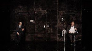 La obra, escrita por Harold Pinter, fue estrenada originalmente en el Old Vic, en 1975