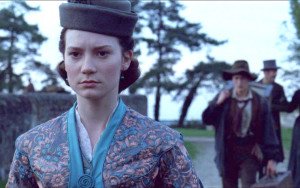 Mia Wasikowska despliega toda la fortaleza pasional que emana su personaje