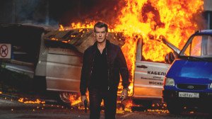 Pierce Brosnan desata toda su furia en la piel del ex agente de la CIA Paul Deveraux