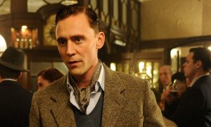 Tom Hiddleston interpreta al artífice intelectual del edificio del título