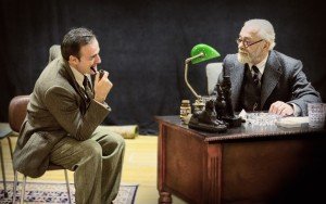 Eleazar Ortiz (C. S. Lewis) y Helio Pedregal (Freud) son los únicos actores de "La sesión final de Freud"/ Photo Credits: teatroespanol.es