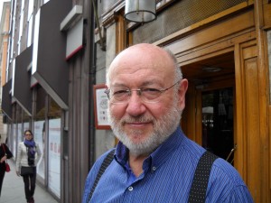 Juan Eslava Galán frente a la fachada del Café Gijón/ Photo Credits: Jesús Martín