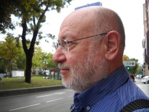 Juan Eslava Galán frente a la fachada del Café Gijón/ Photo Credits: Jesús Martín