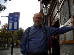 Juan Eslava Galán frente a la fachada del Café Gijón/ Photo Credits: Jesús Martín