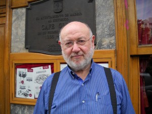 Juan Eslava Galán frente a la fachada del Café Gijón/ Photo Credits: Jesús Martín