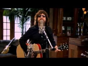 Jeff Lynne inició la composición de "Alone in the Universe" después del éxito de "Long Way"