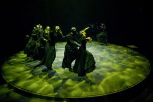 La iluminación de Ion Anibal dota de misteriosa trascendencia la actualización de "Vida de Galileo"/ Foto: David Ruano y CDN