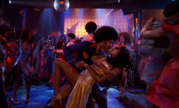 Baz Luhrmann ha envuelto la serie con una banda sonora memorable y nostálgica