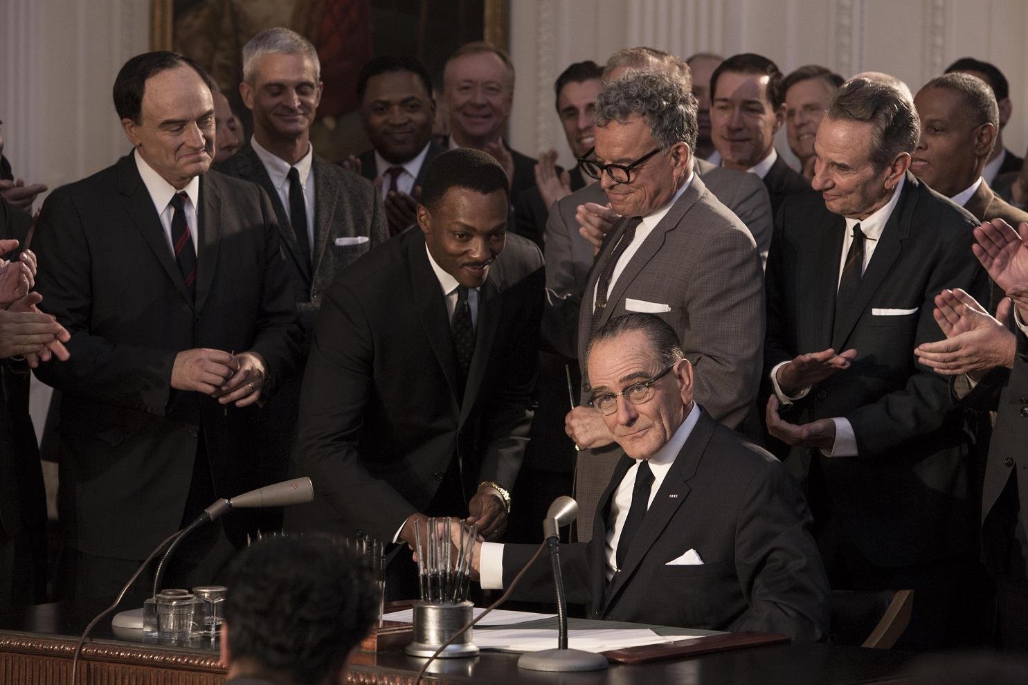 Anthony Mackie (incorporado a la izquierda de Cranston) da la réplica a Bryan Cranston, como Martin Luther King, Jr