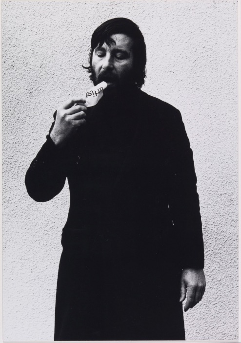 El arte conceptual británico trató con ironía muchos de los problemas de la sociedad del país en esa época/ Foto: Keith Arnatt Estate, "Art as an Act of Retraction" (detail ), 1971