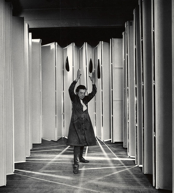 Louise Bourgeois es la auténtica protagonista de una exhibición que pretende abarcar su largo periplo como creadora de formas