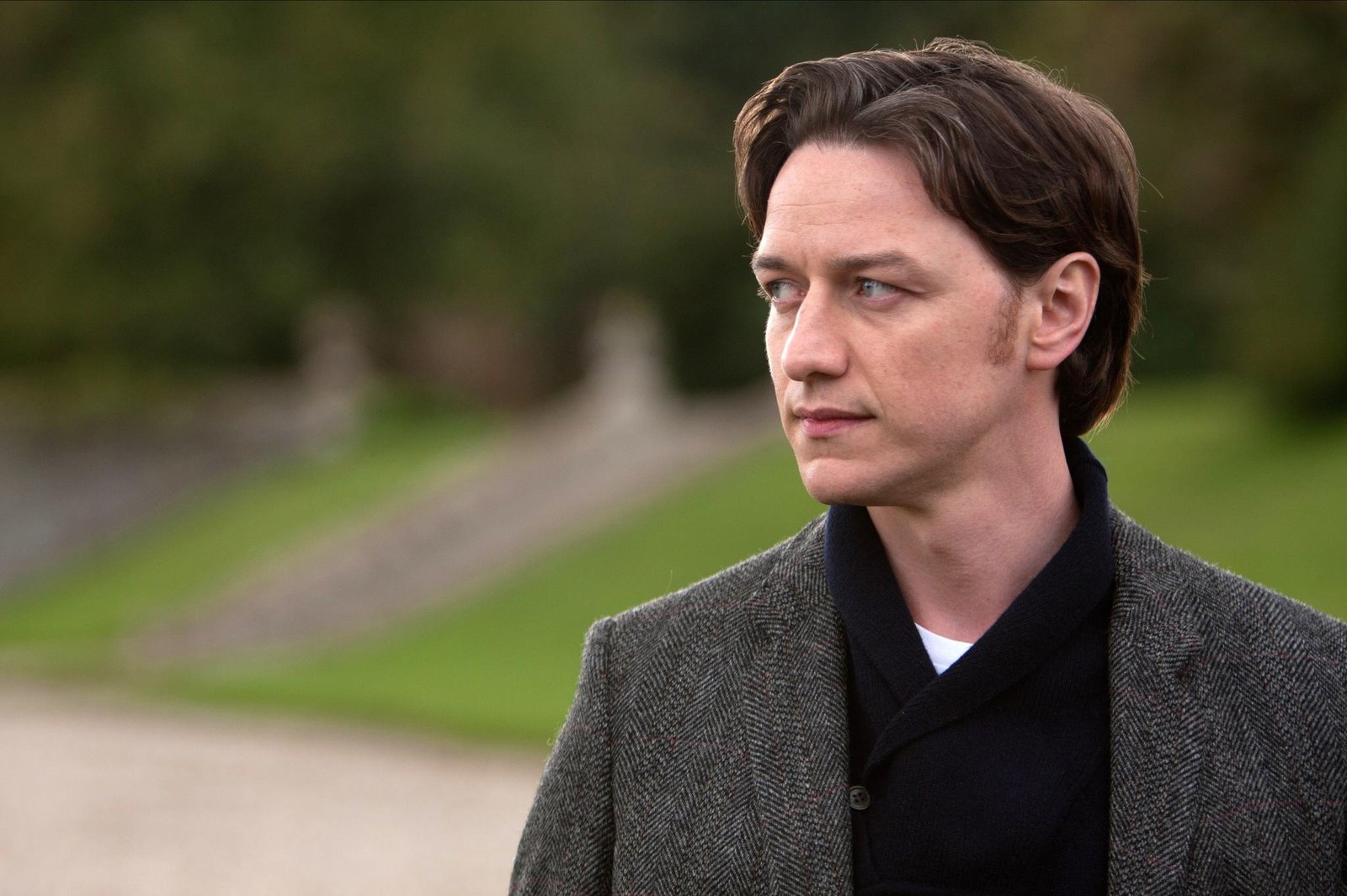 James McAvoy da vida a una especie de James Bond, aunque tocado por el componente de realismo exigido por Win Wenders