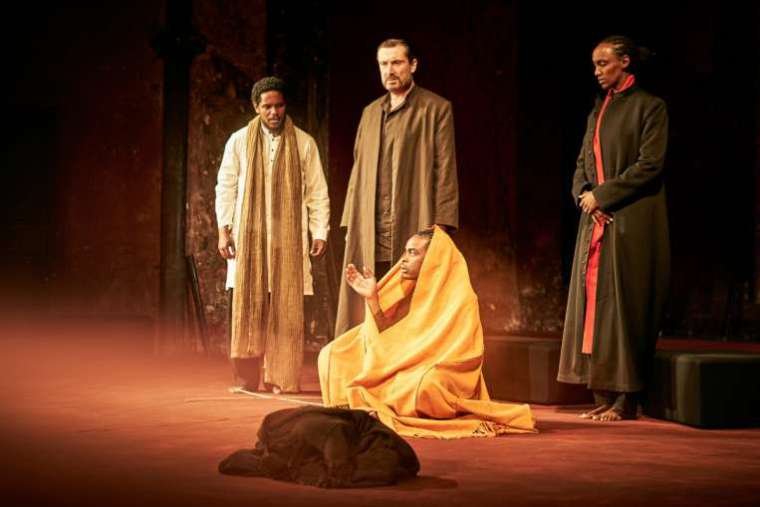 Peter Brook divide la historia en múltiples argumentos colaterales