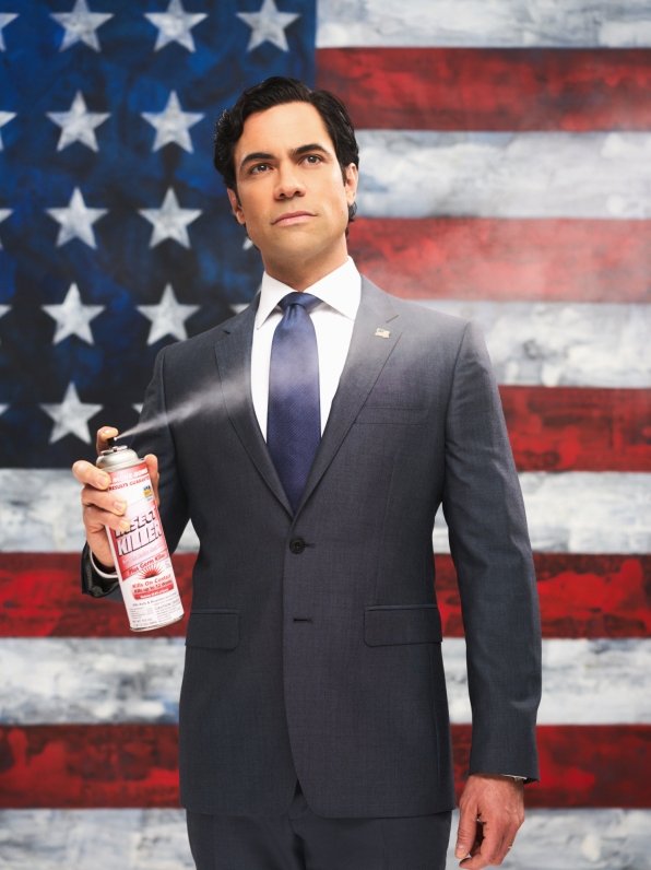 Dany Pino es el senador Luke Healy, en Braindead