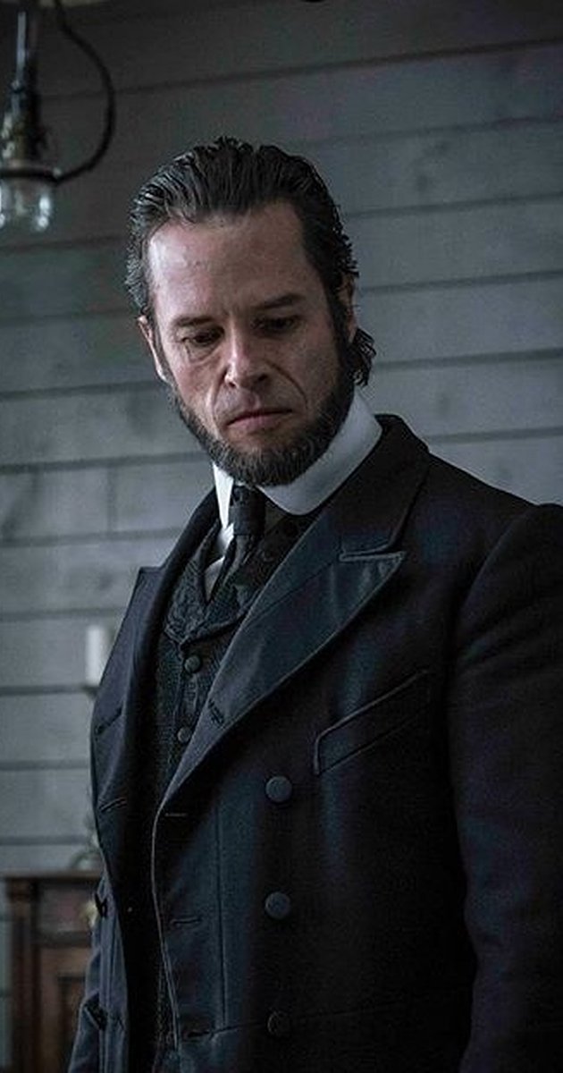 Guy Pearce (en la imagen) vestido como el antagonista en el filme de Kit Harington