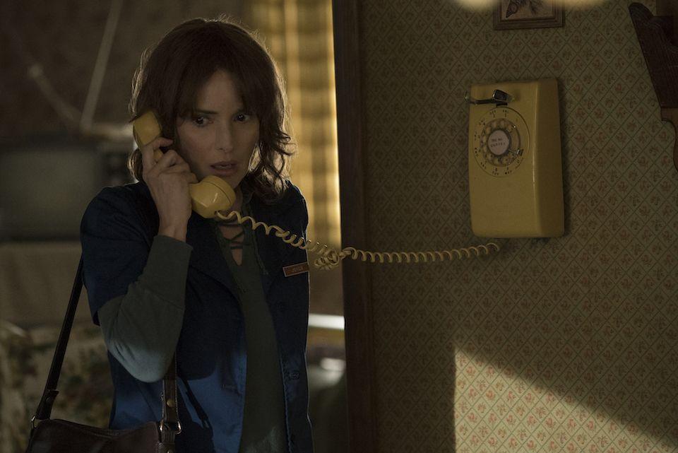 Winona Ryder (en la foto) encarna en "Stranger Things" a Joyce, una madre angustiada