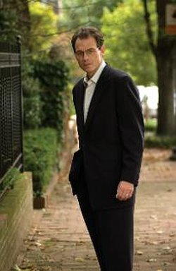 Daniel Silva (en la foto) trabajó como periodista antes de convertirse en escritor