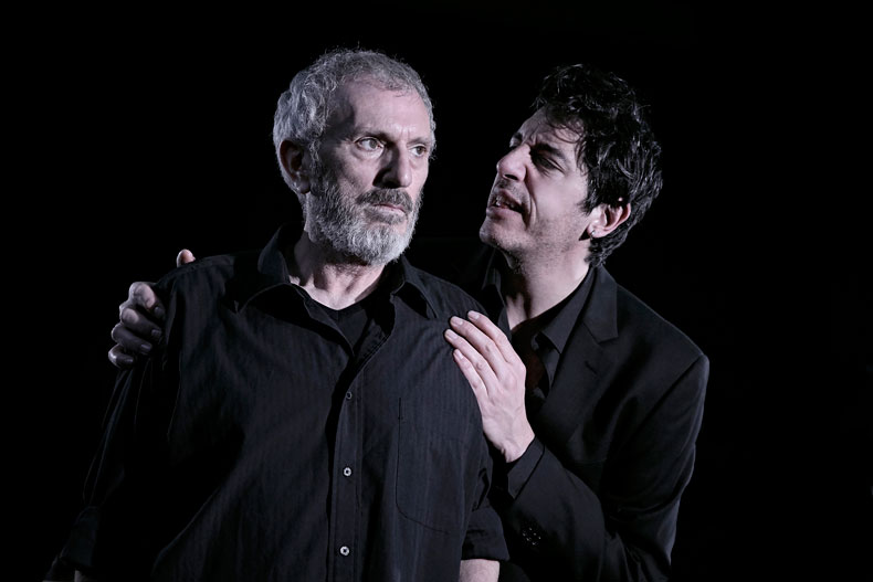 Antonio Valero (en primer término) da vida a un Séneca perseguido por las contradicciones/ Foto: CDN y marcosGpunto