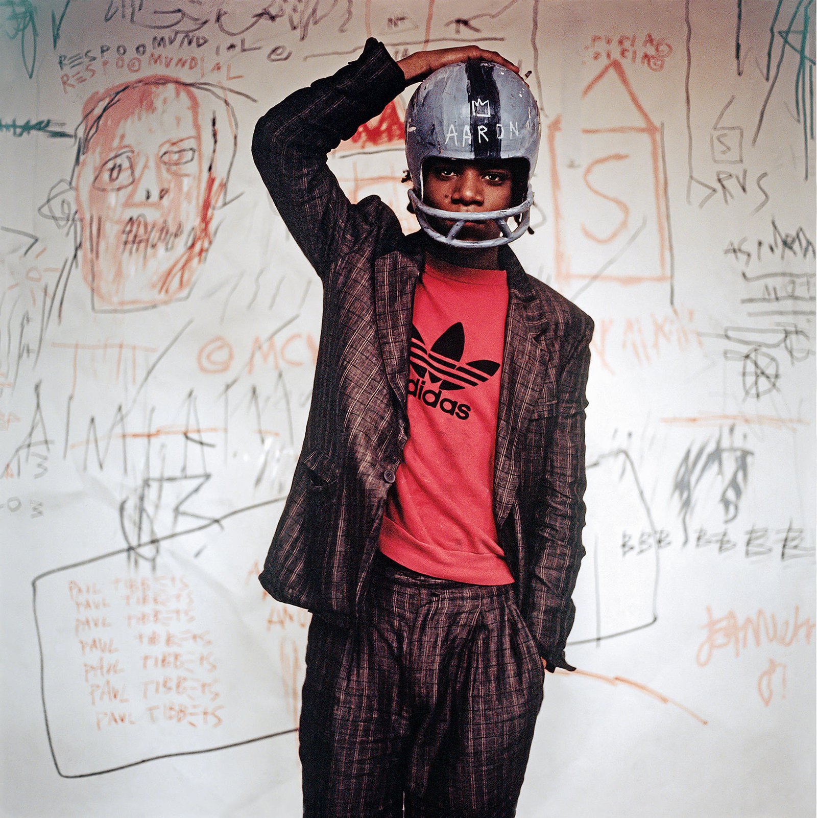 Basquiat fue un revulsivo impetuoso para la escena artística de los años ochenta/ Foto: Edo Bertoglio, 1981, y Barbican Gallery