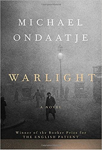 Michael Ondaatje desarrolla la trama de "Warlight" a través de disntos lugares, relacionados con la vida del protagonista