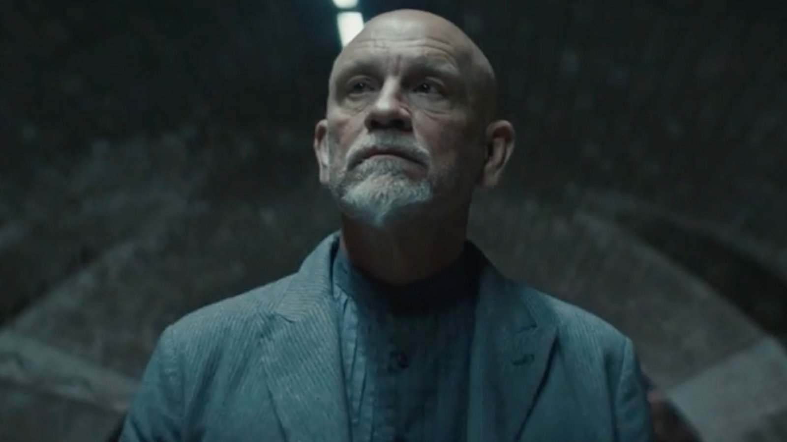 John Malkovich es notablemente más alto de lo que era Poirot en las novelas de Agatha Cristie
