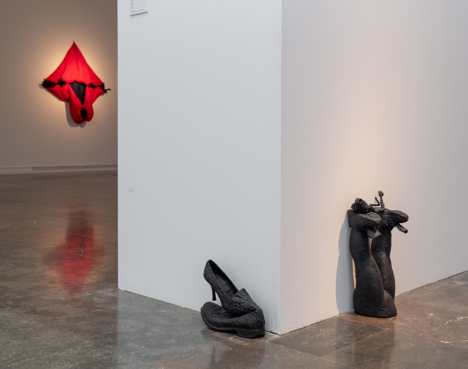 Annette Messager es una creadora capaz de ir de la realidad cotidiana a universos cargados de fantasía/ Foto: IVAM/ Annette Messager/ "Sleeping Deep Red", 2018/ Annette Messager/ En équillibre, 2015/ Annette Messager Ensemble, 2013