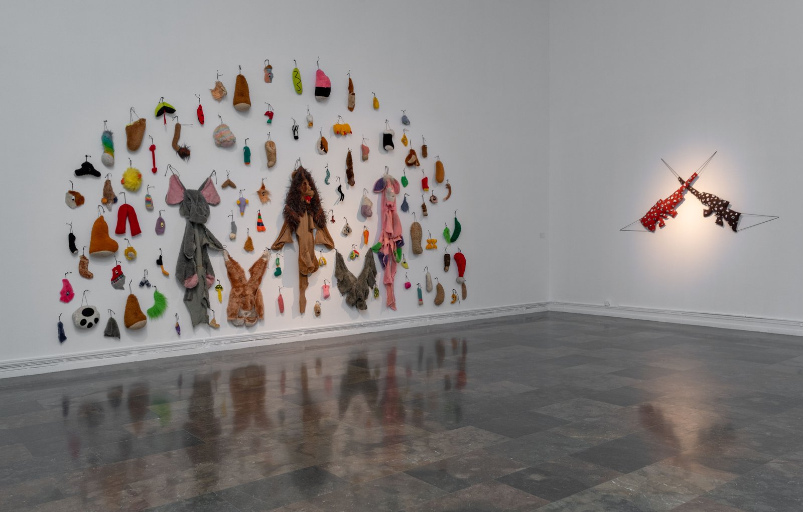 Annette Messager posee un discurso rico en influencias artísticas/ Foto: IVAM/ Annette Messager/ "2 fusils badgés", 2007-2014/ Cortesia Marian Goodman Gallery/ Annette Messager/ "Les restes I"I, 2000/ Musée d'Art Contamporain du Val de Marne