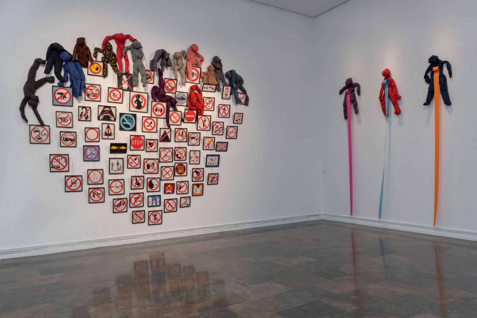 Annette Messager deja hablar a su conciencia, en completa libertad y sin cortapisas/ Foto: IVAM/ Annette Messager/ "Les interdictions" ("Las prohibiciones"), 2014/ Annette Messager/ "3 Pantins", 2015/ Cortesia Marian Goodman Gallery