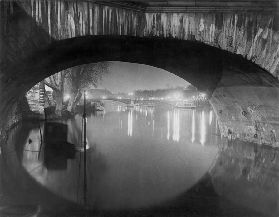 BrassaÏ dedicó gran parte de sus años como fotógrafo a retratar el aspecto nocturno de la urbe del Sena/ Foto: Fundación Mapfre, Estate Brassaï Succession
